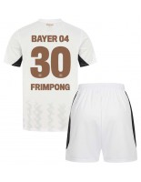 Otroške Nogometnih dresov Bayer Leverkusen Jeremie Frimpong #30 Gostujoči 2024-25 Kratki rokavi (+ hlače)